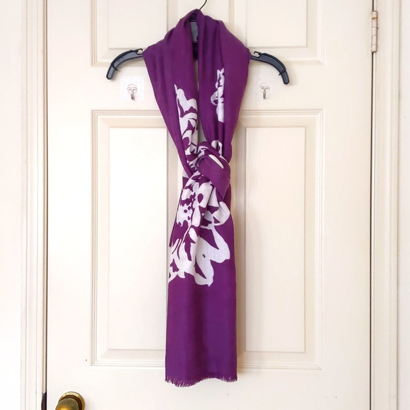 NWOT. GAP Rayon/Wool blended floral scarf/wrap. - Picture 3 of 4